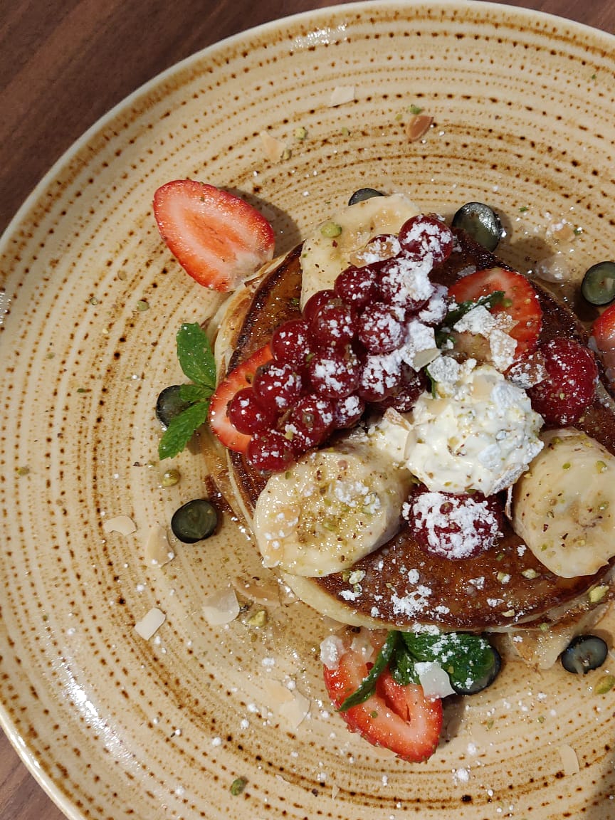 These delicious homemade pancakes at 90 Centigrade Café are guaranteed to turn you into a morning person, don't you agree? 🥞🍯😋 #90centigrade #pancake #grandmillalwahda #breakfast