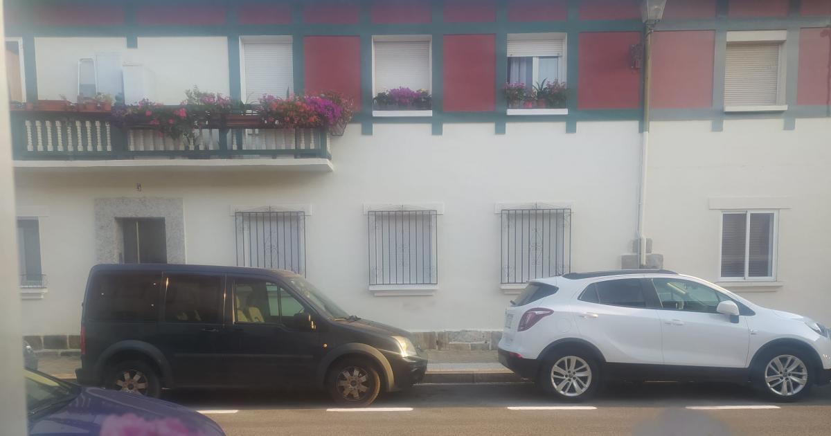 DiariodeNavarra's tweet photo. Unos desconocidos cubren con pintura blanca la señalización de la zona azul en la Txantrea https://t.co/OvK3yFoIpo https://t.co/wRGfelbMyR