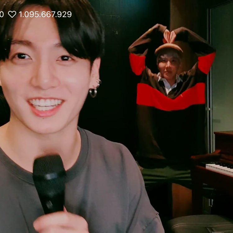 btspurplesme's tweet photo. Estaremos emocionadas por el cumple de Jungkook pero nunca tanto como Hobi
#HappyBirthdayJungkook https://t.co/stGidgicb5