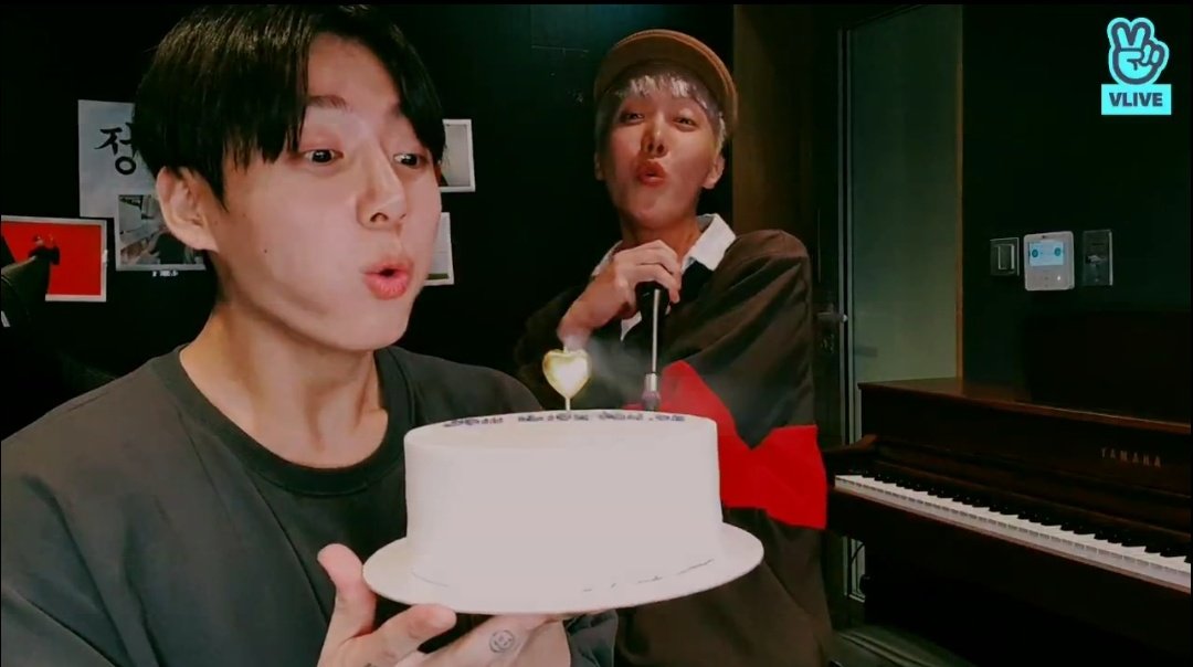 btspurplesme's tweet photo. Estaremos emocionadas por el cumple de Jungkook pero nunca tanto como Hobi
#HappyBirthdayJungkook https://t.co/stGidgicb5