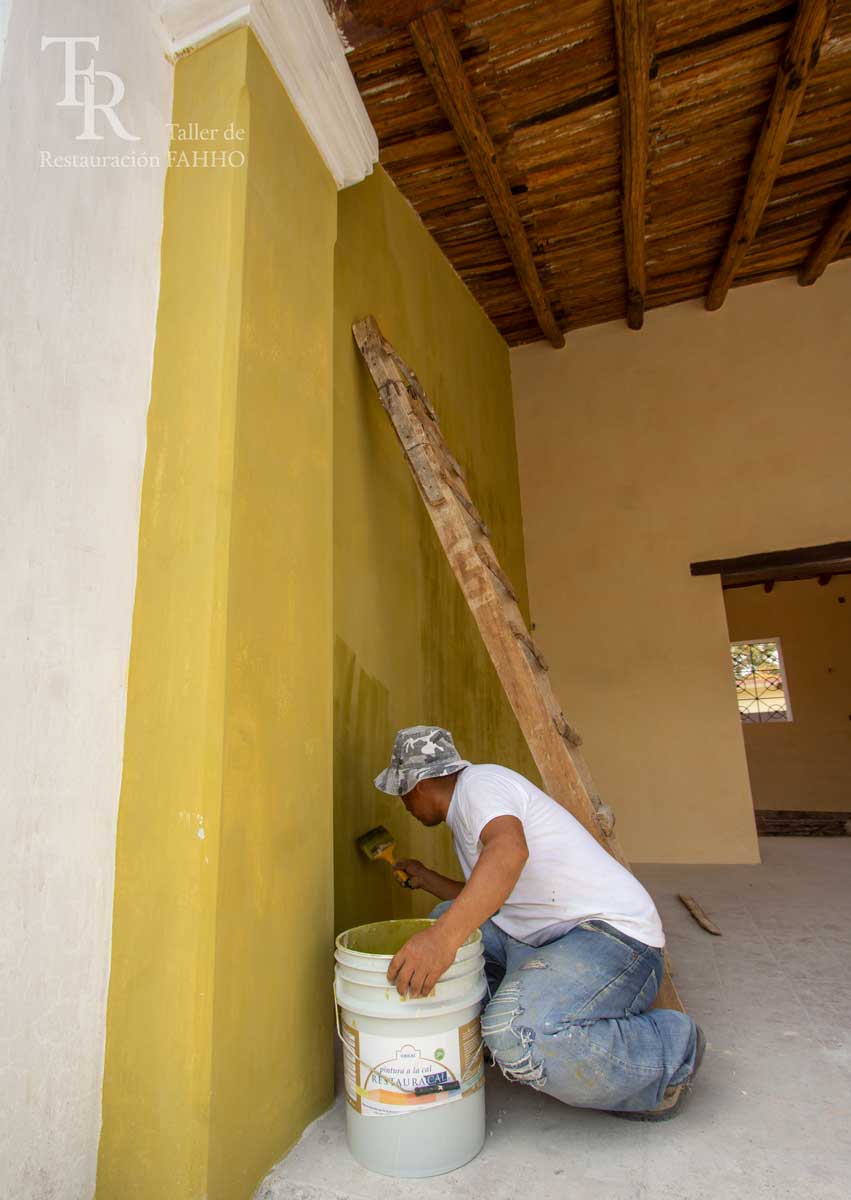 t_restauracion's tweet photo. Agradecemos a #Oxical y @cesabedecal, la donación de 10 cubetas de pintura a la cal para la #restauración de casas del #Istmo ¡Muchas gracias por su contribución! 🙌🏘 https://t.co/uN704MUGYN
