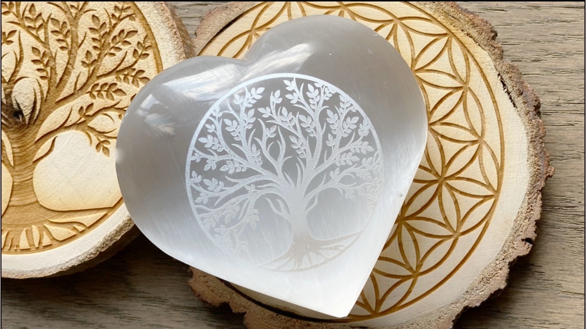 LumaCreation's tweet photo. En ce début de rentrée scolaire, nous avons tous besoin d'un coeur de selenite. 
Je l'ai associé à l'arbre de vie qui symbolise la force de la vie et ses origines.
Et si vous pouviez personnaliser le vôtre, quel symbole vous imprimeriez
#personalized #lithotherapie #ideecadeau https://t.co/9Qt1fWYfkH