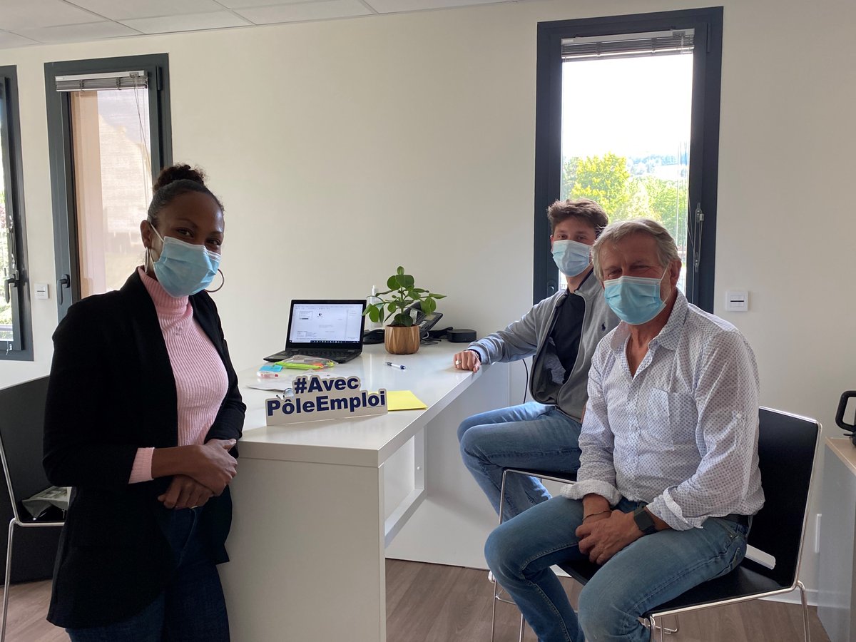 #AvecPôleEmploi #Firminy.
Un nouveau CIE jeunes a été signé aujourd'hui entre l’EURL Serge MONNIER et Monsieur Perret.
#1jeune1solution #TousMobilises