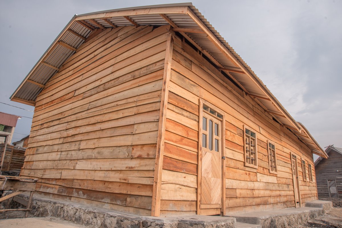 aprojed's tweet photo. Travail fin prêt et bâtiment disponible pour usage au profit des mamans et filles-mères de #MUSOPE du quartier Majengo. Construit avec l'appui du programme solidaire DEMAIN et @sosenfants 
#AiderSansAssister #kivu #Goma #mamans #majengo #espoir #Merci https://t.co/5mlQwjFCt1