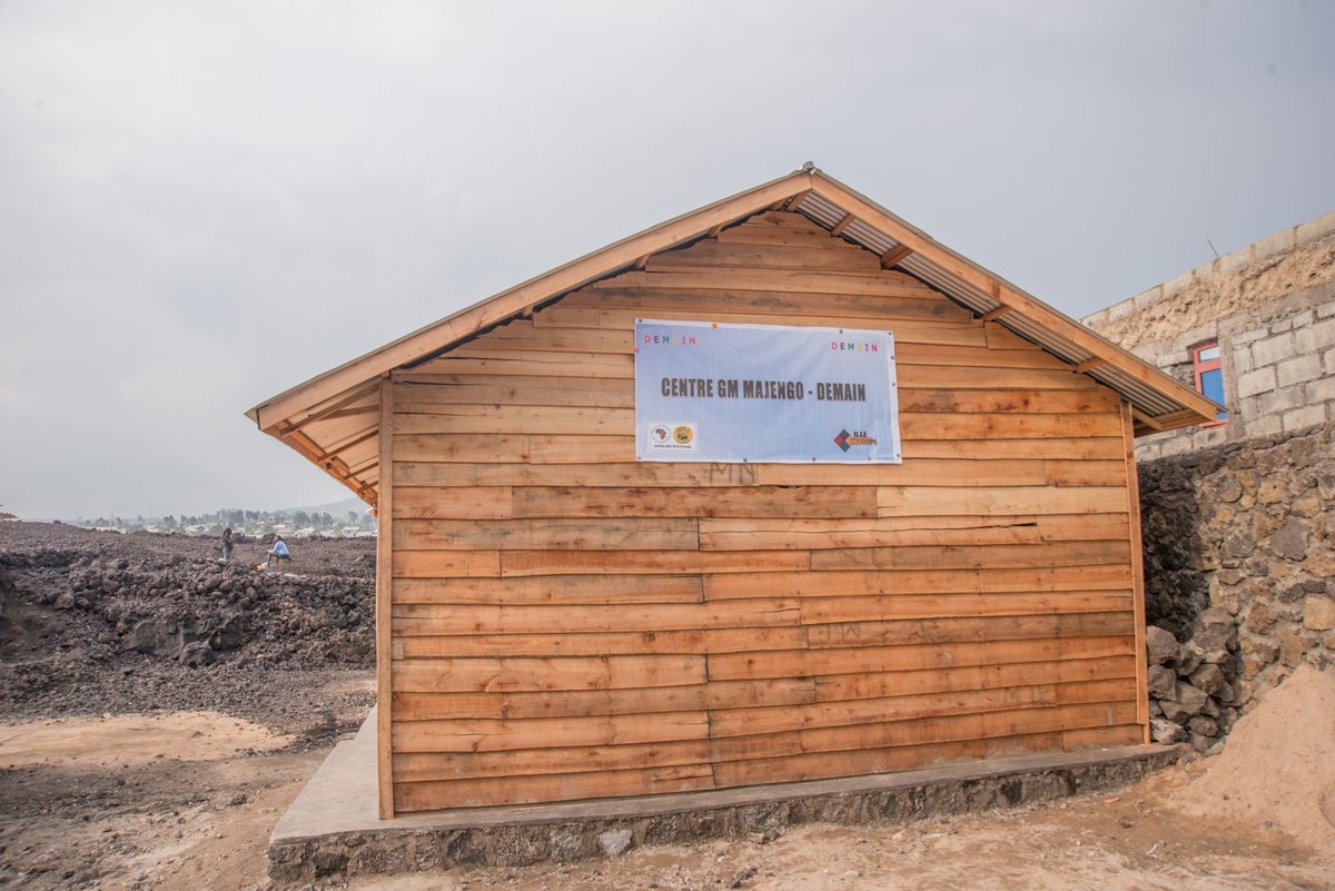 aprojed's tweet photo. Travail fin prêt et bâtiment disponible pour usage au profit des mamans et filles-mères de #MUSOPE du quartier Majengo. Construit avec l'appui du programme solidaire DEMAIN et @sosenfants 
#AiderSansAssister #kivu #Goma #mamans #majengo #espoir #Merci https://t.co/5mlQwjFCt1