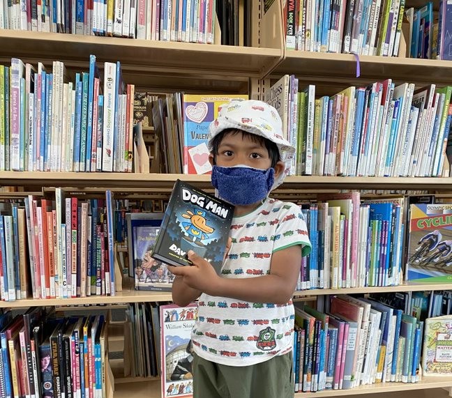 vencolibrary's tweet photo. Another winner! Leo ends the summer with his Summer Reading prize book at Prueter Library. Thank you to all our Summer Reading Participants.
.
.
.
#vcLibraries #SummerReading2021 #ReadingColorsYourWorld #vclPrueterLibrary #SummerReading https://t.co/TzlvhaxP4n