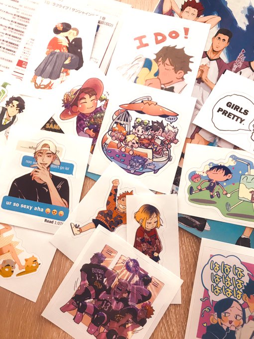 HELP, THE HQ!! GOLDEN MEME STICKERS ARE HUGE 🙈 3.56 INCHES… 