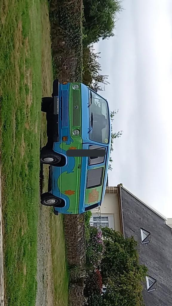Linoo831's tweet photo. J'ai cette voiture qui c'est garer sur mon parking je dois m'inquiéter ?! https://t.co/h6B9ZH8fBo
