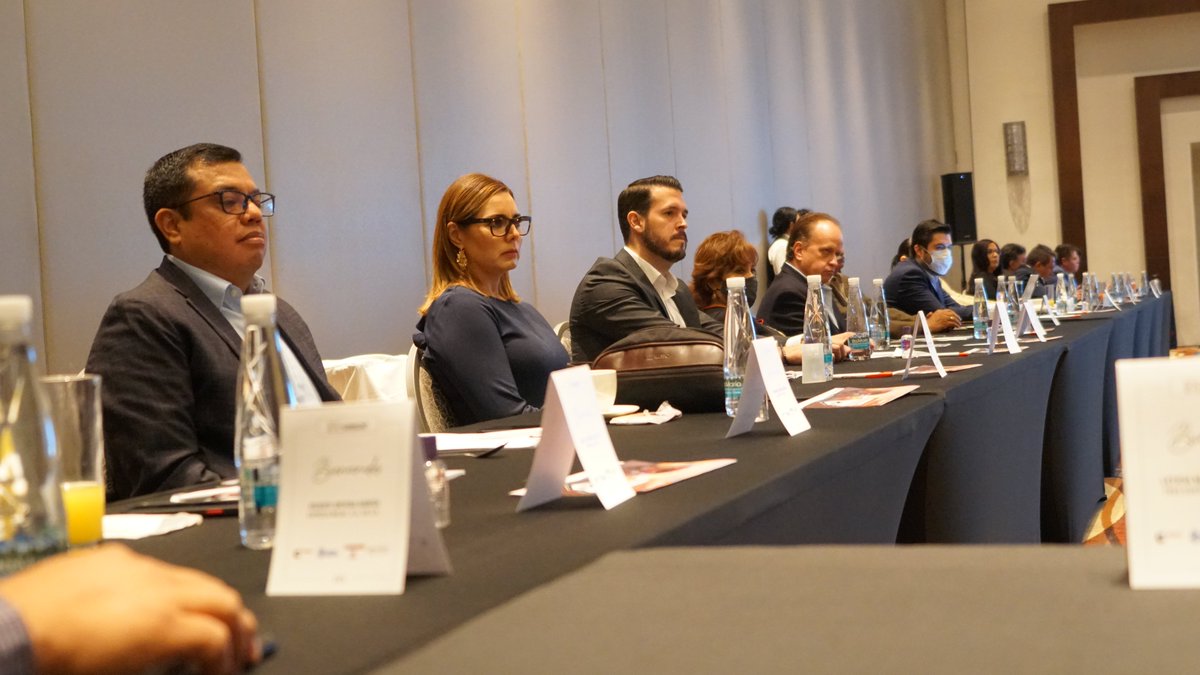 canacarmexico's tweet photo. ¡Honor a quien Honor merece!
Con esta frase los socios de la Región Bajío de CANACAR otorgaron un reconocimiento especial a Enrique González Muñoz @enriquexmg, por su destacada gestión como presidente nacional. #SocioPorConvicción https://t.co/rQUc6fG4wO