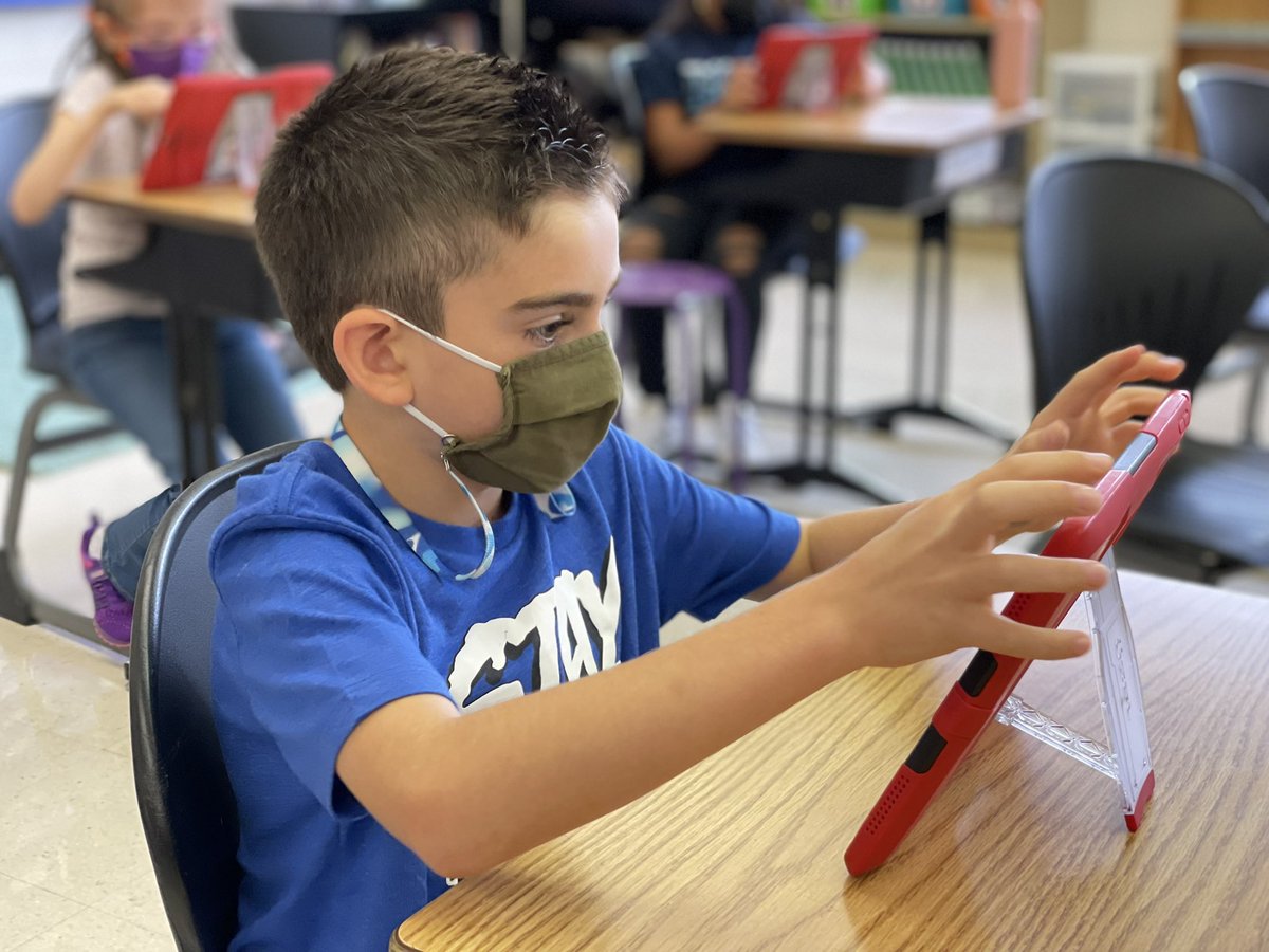 MrsWilliams_Pal's tweet photo. Working on our iPads and learning how to do important iPad skills through fun activities. #allaboutmyselfie #mylifeinapps #backtoschool #easd #easdtech https://t.co/HuLJ2Fio7F