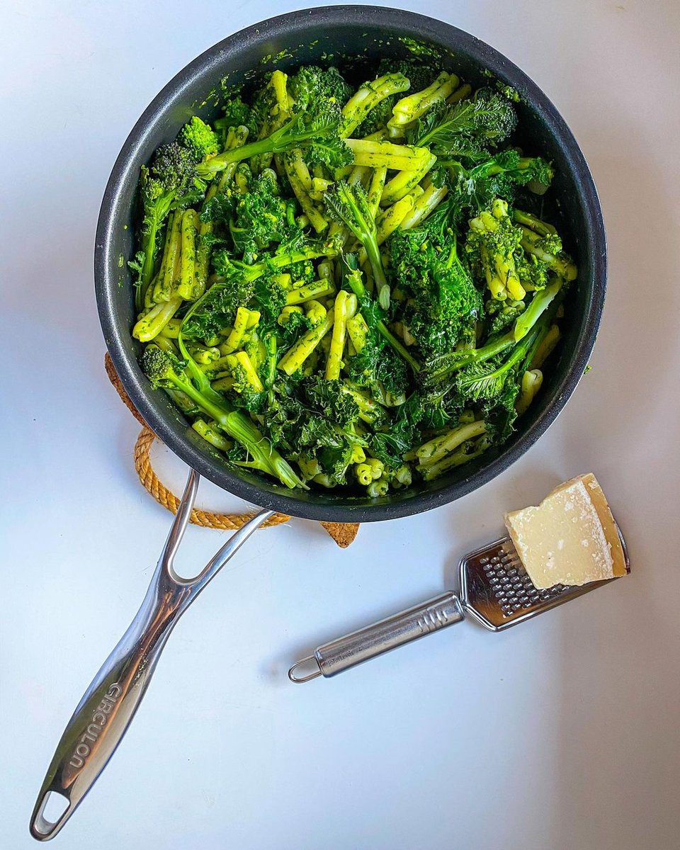 Gourmet greens! How stunning does this dish look - wild garlic pesto casarecce with purple sprouting brocolli and kale. Created in a Circulon pan 😍

📸 eddmifflin