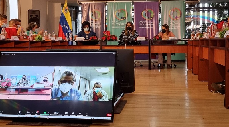 VTVcanal8's tweet photo. Realizarán jornadas masivas para inmunizar contra la COVID-19 al personal del sector educativo

#HayQueVacunarse

https://t.co/rm2Zzf7Hl8 https://t.co/uVa50n3NPW