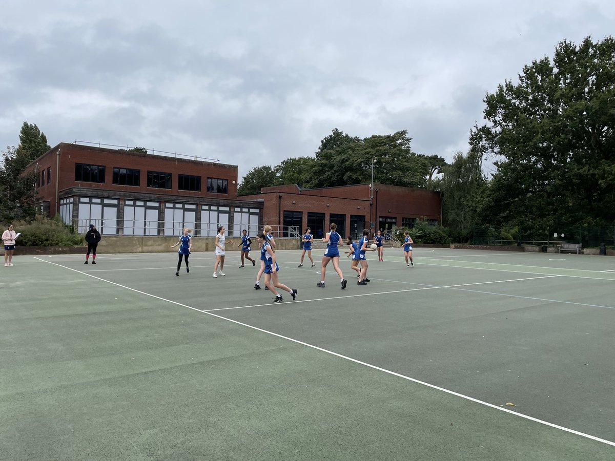 GreyCourtPE's tweet photo. A brilliant turn out by the year 10/11 netball squads this morning! Fantastic to see so many girls working hard ready for the netball season πͺπ» #netball #preseason #training #seniors #squadtraining #netballseason #gcy10netball #gcy11netball https://t.co/PTdnBQs71Q