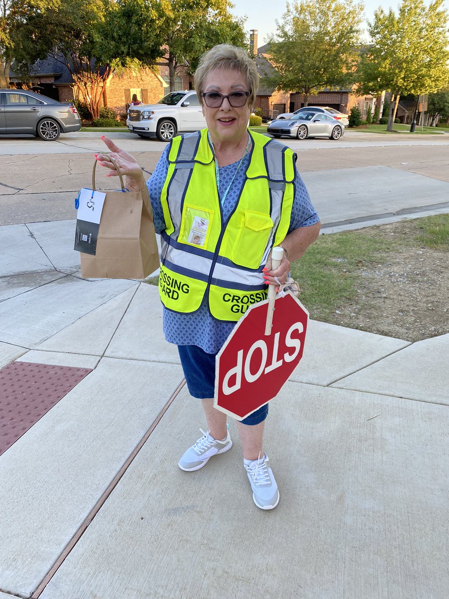 Jaimeclarkstory's tweet photo. Delivering goodie bags to the REAL superheroes! Crossing guards &amp; maintenance workers. Thanks for all you do for us! @lisdbekind @LewisvilleISD @CastleHillsES https://t.co/gHnuDwCoVy