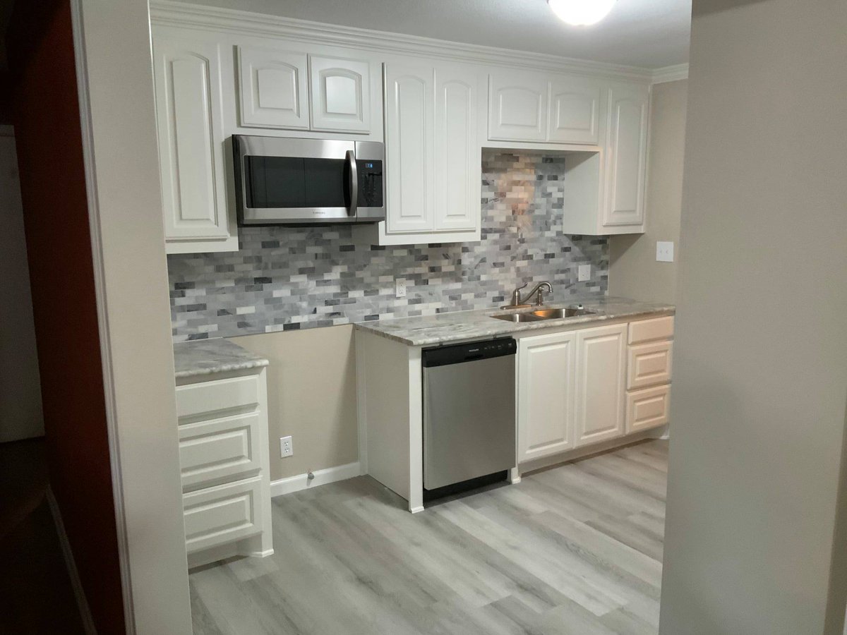 BobsHandymanTex's tweet photo. Here is a Before &amp; After shot of an AMAZING kitchen remodel! Need a handyman? Call Bob's!
*
Call - (409) 853-1634
Website - https://t.co/tFqTvCJWo6
*
#handyman #texas #carpenter #kitchen #bathroom #bath #contractor #painting #remodeling #sheetrock #applianceinstallation #flooring https://t.co/Rpxm4zH1J3