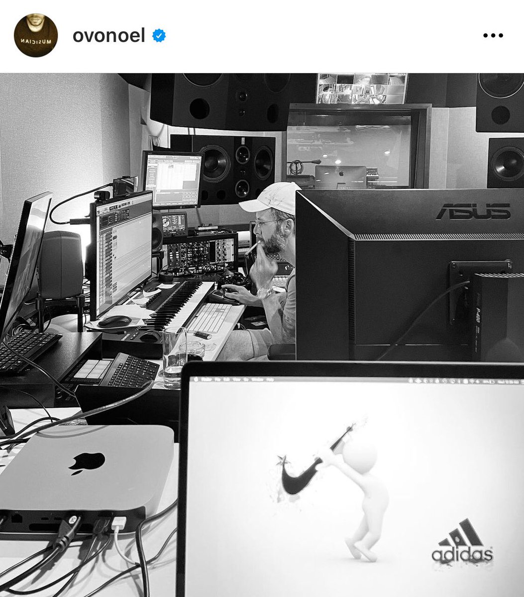 Navjosh's tweet photo. That wallpaper is wild lmao https://t.co/SbpMfCPNBI