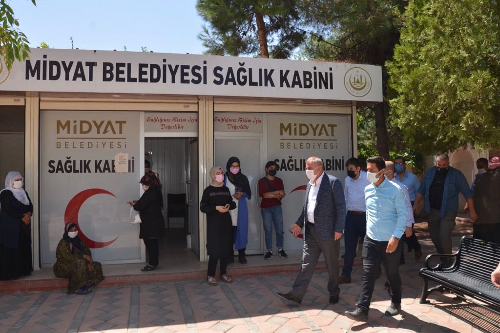 Pandemi’den kurtulmak için elimizdeki iki büyük imkan; aşı ve tedbirdir Aşı olup bağışıklık elde edene kadar tedbirlere uymaya devam etmeliyiz. Cevat Paşa Barış ve Kardeşlik Parkında sağlık kabinimizde devam eden çalışmaları yerinde inceleyerek, vatandaşlarımıza şifa diledik.