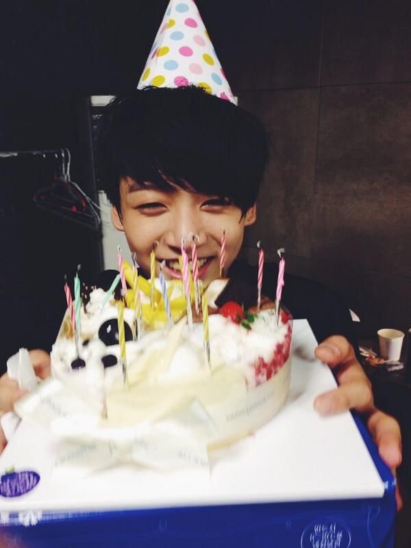 jksplaylist's tweet photo. 15 year old vs 25 year old jungkook https://t.co/2BLdTT0Yoy