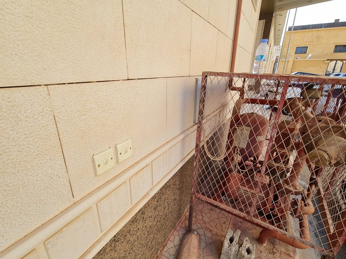 دائما نحذر من عمل "الكهربائي" في أعمال الاتصالات والشبكات .
هذه النتيجة منافذ الهاتف في الشارع !!!