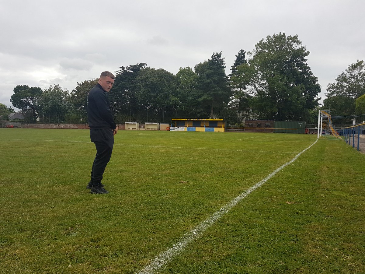 HeavitreeUtd's tweet photo. Pitch looking ready

Winger looking like he needs his hard drive checked

#UTH

⚽💫🌲 https://t.co/NvXZ3SzFCK