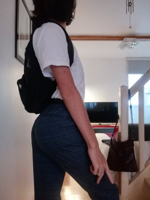 I'm glad that booty's still showing up in normal clothes :3 https://t.co/7puA56r9Tx