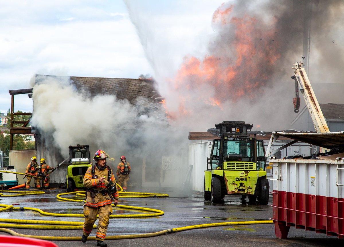ctfirephoto's tweet photo. CFPA Oregon member Dennis Weis took in this three alarm, commercial building fire yesterday in Portland, OR.
#portlandfire #portlandoregon #fire #workingfire #structurefire #threealarm #commercialbuildingfire  #thirdalarm

@PDXFire https://t.co/IJrDTZqBcV