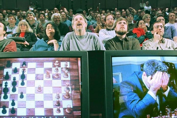 Mergen Satranç (@mergensatranc) on Twitter photo 10 Şubat 1996. Eski Dünya Şampiyonu Garry Kasparov tarihte ilk kez IBM tarafından geliştirilen Deep Blue bilgisayarına kaybetti.
Deep Blue'nun bu galibiyeti yapay zekânın insan zekâsını yakaladığına ve Dünya'nın en iyi oyuncularını yenebileceğine dair önemli bir işaretti. 10 Şubat 1996. Eski Dünya Şampiyonu Garry Kasparov tarihte ilk kez IBM tarafından geliştirilen Deep Blue bilgisayarına kaybetti.
Deep Blue'nun bu galibiyeti yapay zekânın insan zekâsını yakaladığına ve Dünya'nın en iyi oyuncularını yenebileceğine dair önemli bir işaretti.
