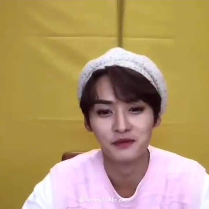 iluvhaniel's tweet photo. “lee know de quien es el apple watch?"
🐰: mío 
"entonces de quien son esos auriculares?"
🐰: míos 
"y entonces de qn soy?"
🐰: de tus padres... okay okay mía mía!! https://t.co/XgFzJaqzPG