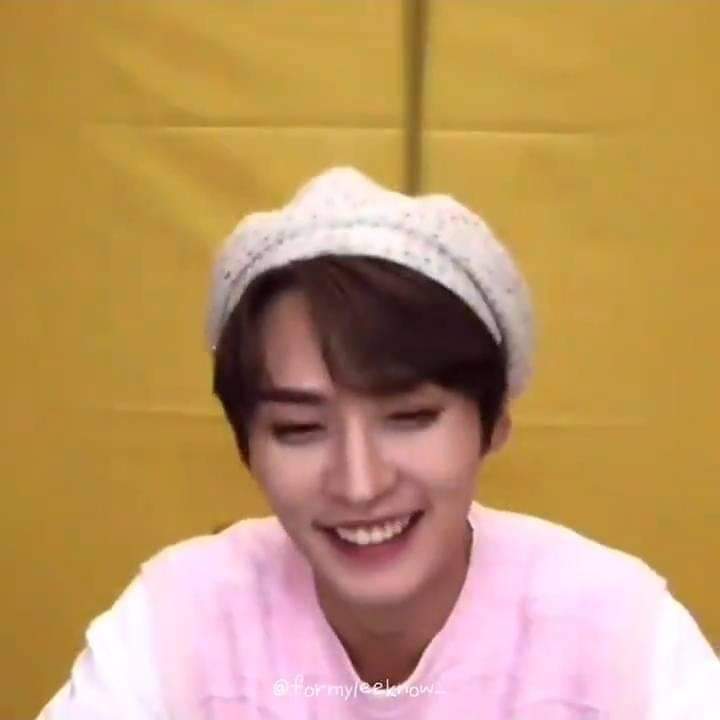 iluvhaniel's tweet photo. “lee know de quien es el apple watch?"
🐰: mío 
"entonces de quien son esos auriculares?"
🐰: míos 
"y entonces de qn soy?"
🐰: de tus padres... okay okay mía mía!! https://t.co/XgFzJaqzPG