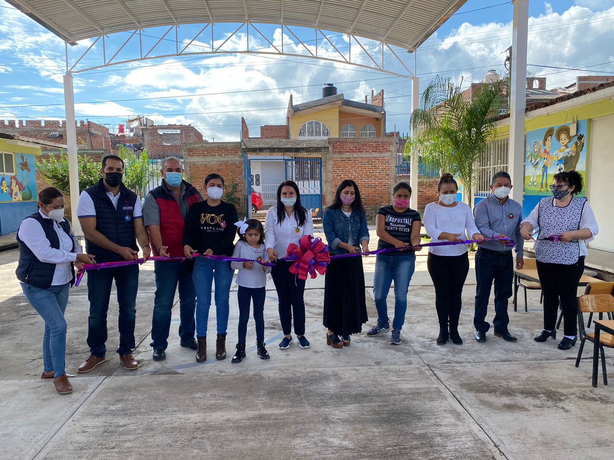 Jaconagob's tweet photo. ¡Estamos cumpliendo hasta el último día!🤝🏻
Iniciamos nuestra gira de entrega de obras con la inauguración de la Techumbre Jardín de Niños Jean Piaget, misma que permitirá dignificar la educación de decenas de niñas y niños en su regreso a las aulas. 📚
 #UnidosHacemosElCambio https://t.co/JGDGFmNSLi