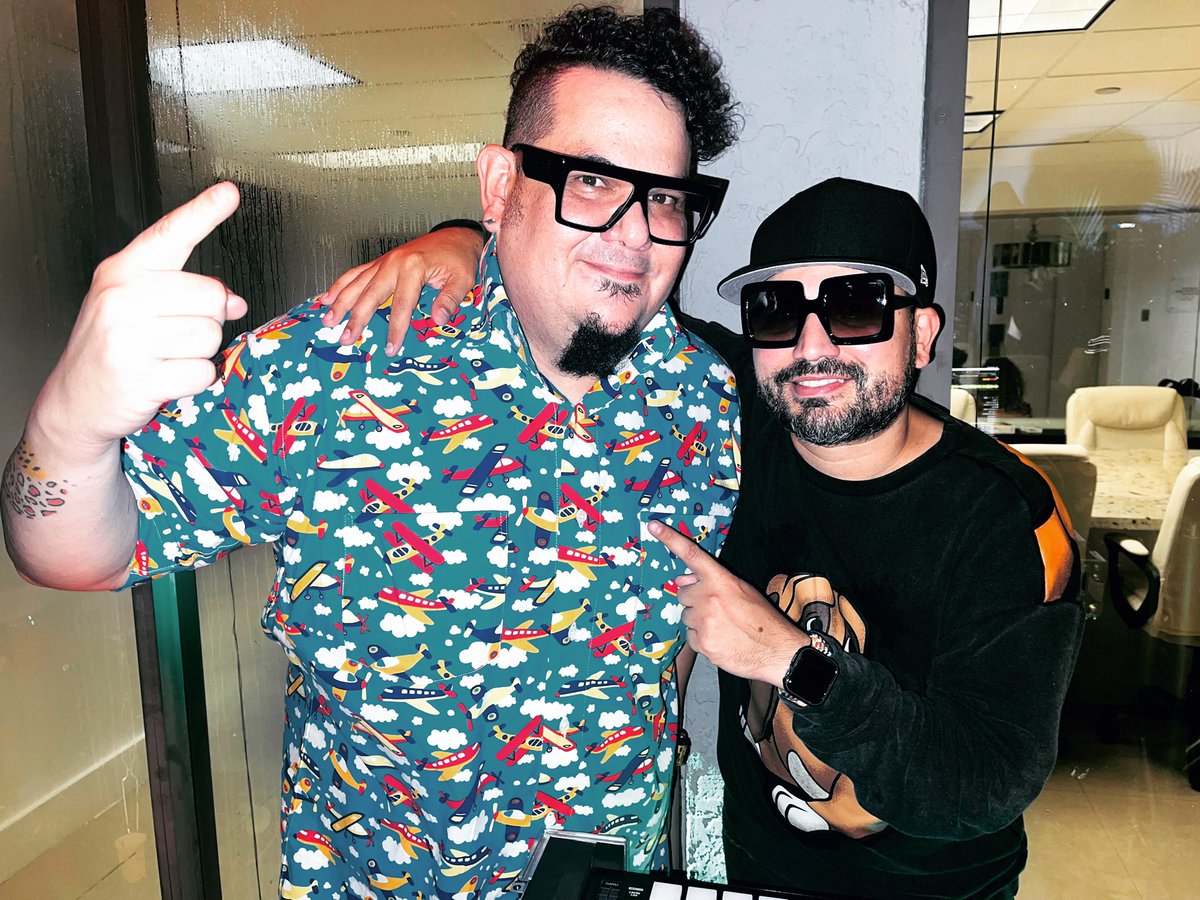 djgersonojeda's tweet photo. Por aquí una excelente pintura con el gran @mrpauer 🔥⚡️.
.
.
.
.
.
#dj #djs #musiclife #mrpauer #djgersonojeda #nomusicnolife #miami #wynwood #brickell #florida https://t.co/qvsrMZodbv