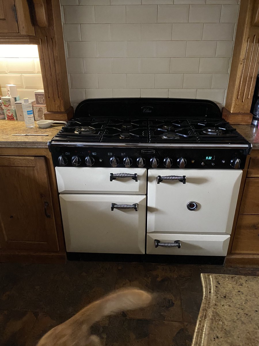 KirstyMedcalf's tweet photo. Out with the old and in with the new! Now to figure out how to use this gorgeous thing #RangeCooker #Masterchefinthemaking https://t.co/FyRpiKNsef