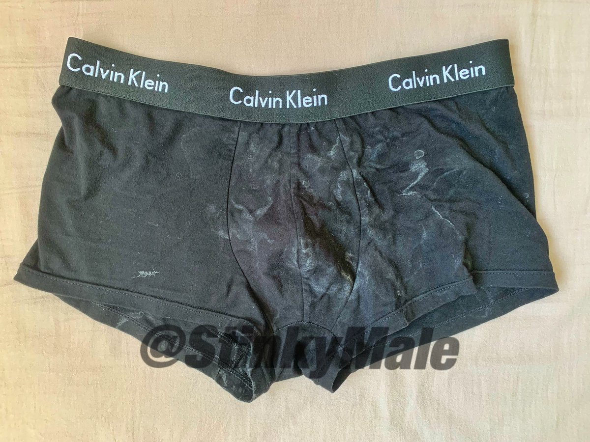 两周的骚内裤，里里外外都粘满了精液尿液。直接在内裤里射精，拉尿，浸湿了用鸡吧给他烘干，干了再被精液骚尿浸湿，龟头有垢了翻开直接擦内裤上！爹的精华都在上面，骚逼用嘴含住再用口水把污垢稀释开，骚臭味从你口腔蔓延到骚逼体内，跟爹的鸡吧变成一股味，变成爹的狗儿子！