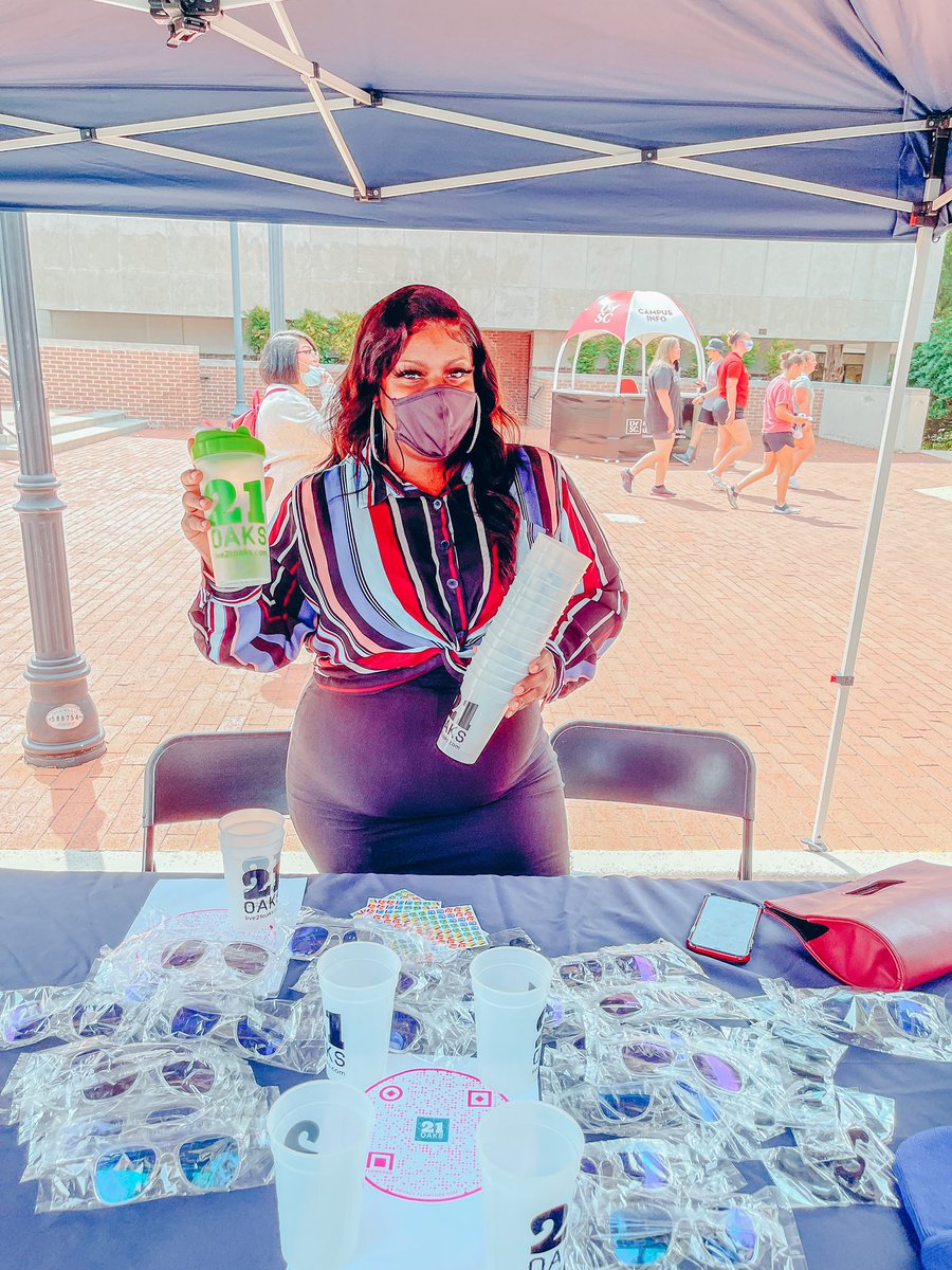 live21oaks's tweet photo. Come visit us 🔛Greene St at the Housing Fair! Nikki and TJ would love to meet you and let you know all about us! #Live21Oaks #UofSC #HousingFair #StudentHousing #MeetingNewFriends https://t.co/VhDnr3ASVo