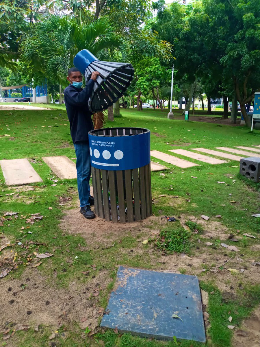 mariasostenible's tweet image. Es muy triste para nosotros como recicladores llegar y encontrar basura en las estaciones de reciclaje llenas de basura. Si van a los parques que tienen estas estaciones solo son para plásticos, una ciudad limpia es tarea de todos. 

🌎♻️🙌🏻

@muta_world 
@ReciclaPues