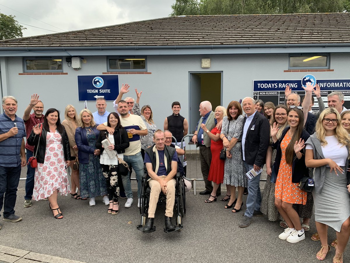 DavidCrosse's tweet photo. Thank you to Winning Jockey Gavin Sheehan for popping out to have a chat with Hospitality Guests @NewtonAbbotRace todayπππ
https://t.co/bPxCv7WJAD Sponsored by @monuskincare #monuskin https://t.co/bMVSmI2fkv