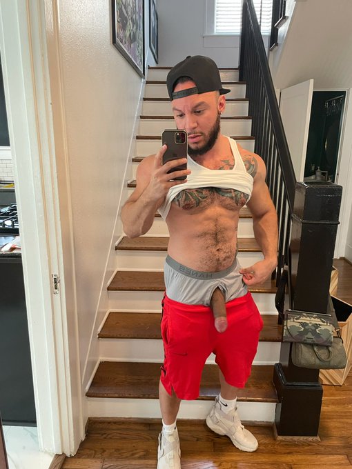 Gym dick? Anyone? https://t.co/13pioDvy7p