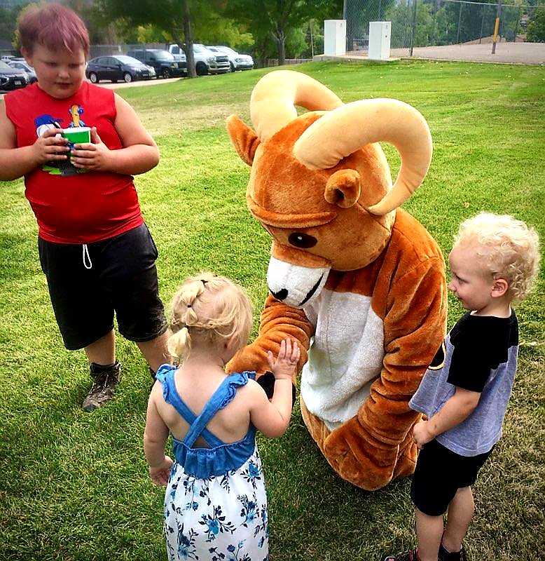 JeffcoELD's tweet photo. Thank you to everyone who made Back to School Night a great event!  It was nice to see some new faces and meet new families. Let's not forget Homer the Ram making an appearance! #BetterTogether @JeffcoSchoolsCo #peckrams https://t.co/LguiNT8MwS