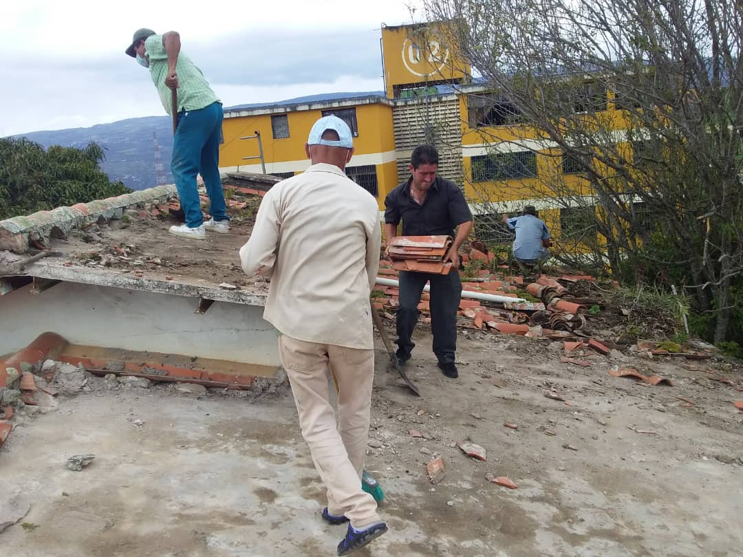 #31Ago en el Liceo Camilo Prada educadores y comunidad inician reparación de filtraciones en las aulas para garantizar el regreso a clases estimadas por el Gobierno Nacional con el apoyo del candidato  a la Alcaldía Michelena Yovany Ropero

#HayQueVacunarse

<a href="/PSUVTachira/">PSUV Táchira</a>