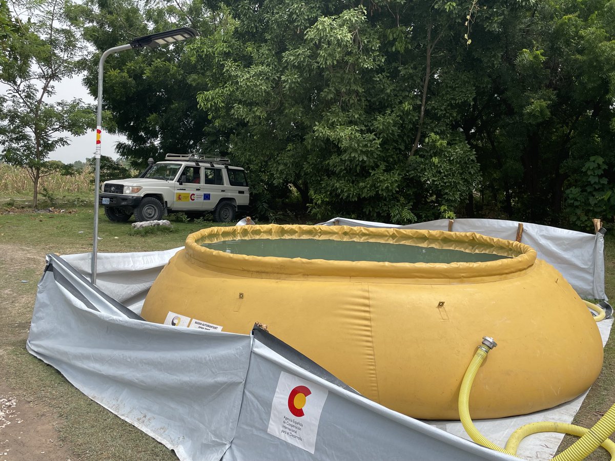 AECIDHaiti's tweet photo. En #Lislet ( localidad des Cayes)🇭🇹, muy afectada por el #HaitiEarthquake, los habitantes aprovechan de las instalaciones para aprovisionarse de #Agua 🚰
@AECID_es @EmbEspHaiti @EUDelegationHt #EUcivpro @ECHO_LatAm @CooperacionESP https://t.co/VotGfvQLm7