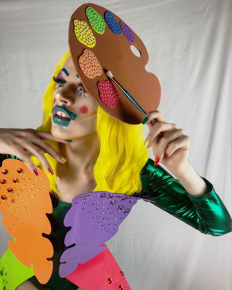 robota_cones's tweet image. Quién es Robota? Robota es un desastre con patas con una creatividad que a veces hace que haga cosas lindas ❤️✨

Y que lleva haciendo drag desde mucho antes de lo que parece jijijiji
@DragRaceEs