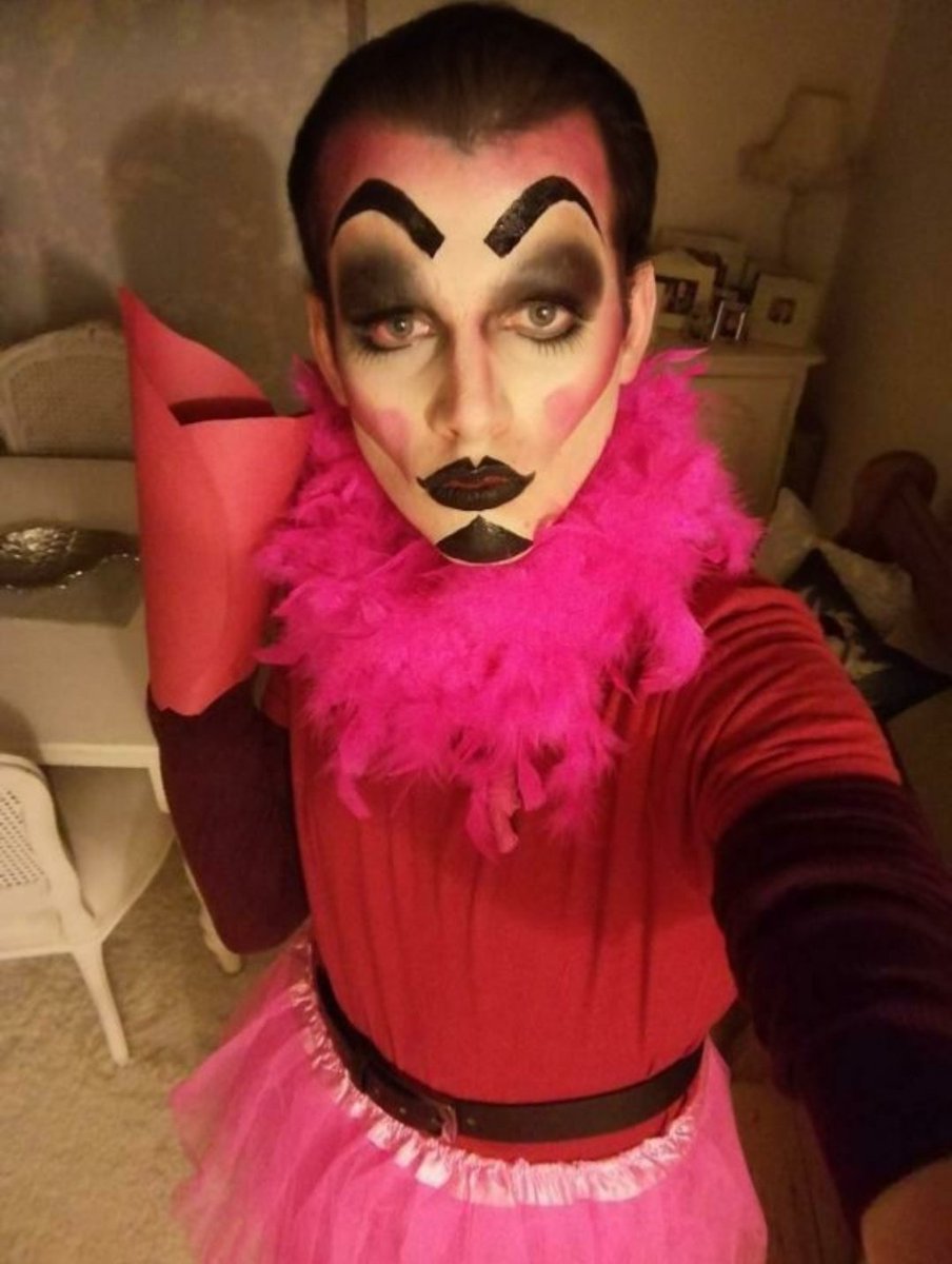 robota_cones's tweet image. Quién es Robota? Robota es un desastre con patas con una creatividad que a veces hace que haga cosas lindas ❤️✨

Y que lleva haciendo drag desde mucho antes de lo que parece jijijiji
@DragRaceEs