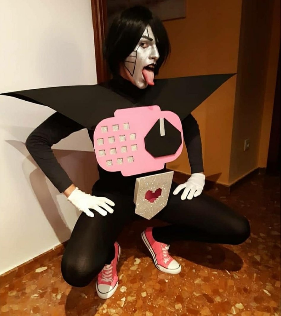 robota_cones's tweet image. Quién es Robota? Robota es un desastre con patas con una creatividad que a veces hace que haga cosas lindas ❤️✨

Y que lleva haciendo drag desde mucho antes de lo que parece jijijiji
@DragRaceEs