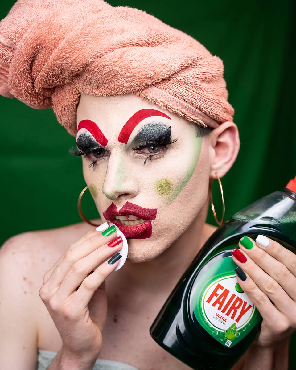 robota_cones's tweet image. Quién es Robota? Robota es un desastre con patas con una creatividad que a veces hace que haga cosas lindas ❤️✨

Y que lleva haciendo drag desde mucho antes de lo que parece jijijiji
@DragRaceEs