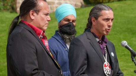 First Nations leaders endorse Liberal candidate while at an NDP event cbc.ca/news/politics/…