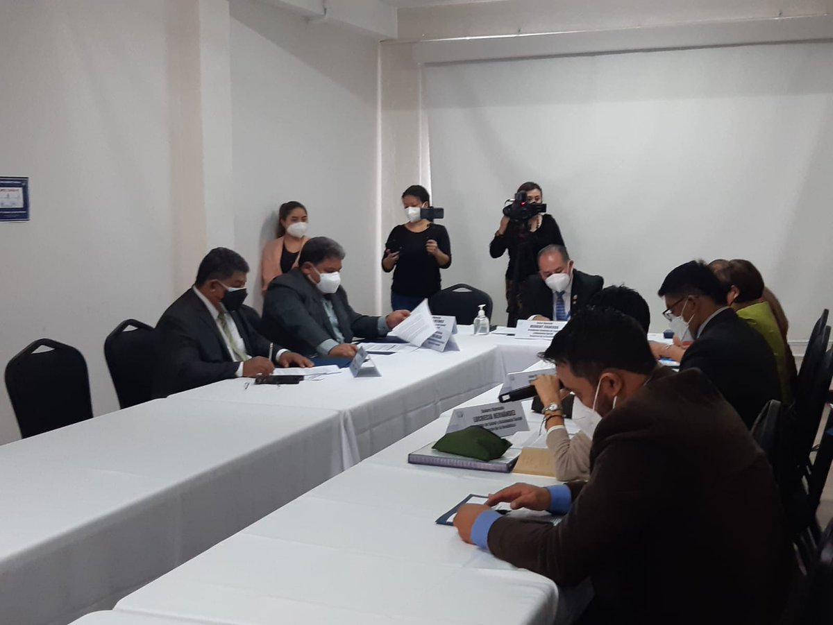 #AHORA I

La comisión de Salud del Congreso se reúne para seguir discutiendo las medidas para reducir los casos de #COVID19  

Vía:<a href="/ArlettG_/">Arlett Gonzalez</a>