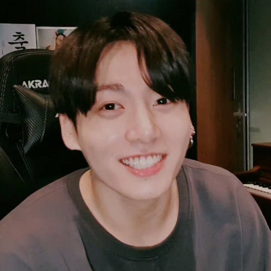sweetniught's tweet photo. @SXvv16 #JungkookDay 💜 https://t.co/4ieuo1K7ST