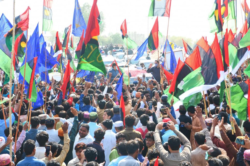 MediaCellPPP's tweet photo. چیئرمین پاکستان پیپلز پارٹی بلاول بھٹو زرداری کا کشمور/کندھکوٹ پہنچنے پر شاندار استقبال، عوام کی بڑی تعداد میں شرکت
@BBhuttoZardari https://t.co/20vcKK4I6z