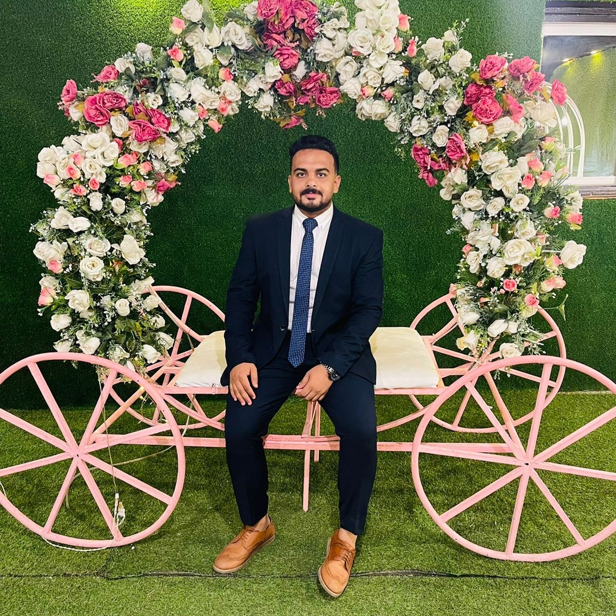 Rsh22Ahmed's tweet photo. #NewProfilePic أول مرة ألبس بدلة 😶 https://t.co/0MF0J5zT5s