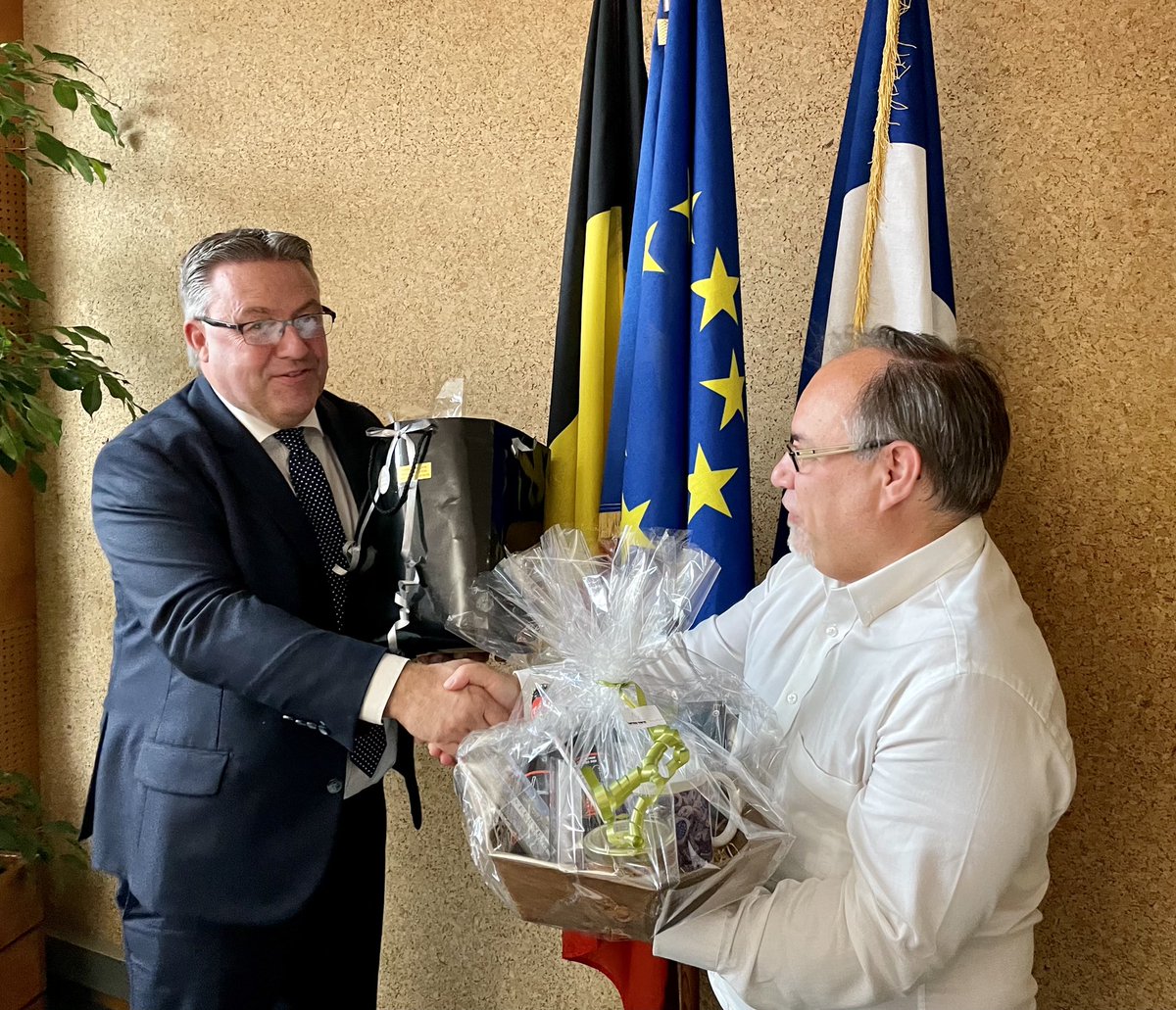 BeyaertMartial's tweet photo. Réception ce jour en Maison Communale Ville de Grande-Synthe de M Peter Roose, bourgmestre de la ville de Furnes, ville avec laquelle nous finalisons les termes de notre jumelage 
L’occasion de lui présenter notre ville et d’élaborer le plan d’action en faveur de nos populations https://t.co/QyqN6M7z7D